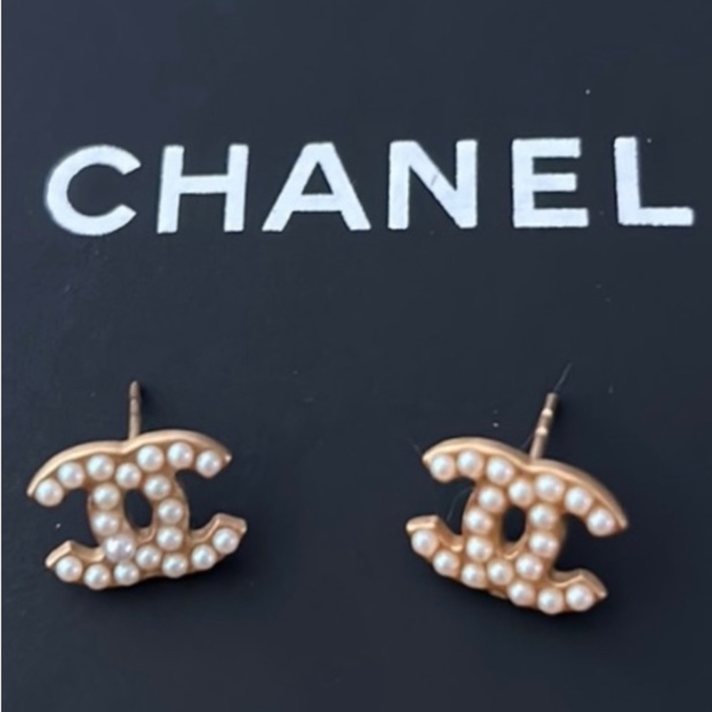 Chanel petite Pearl stud earrings